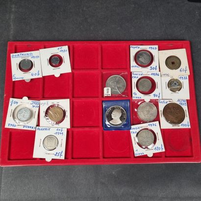 Mallette numismatique contenant 85 pièces...