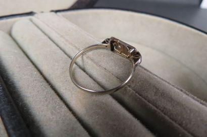 Bague en platine ornée de 5 petits diamants...