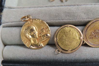 Lot en or jaune (750/1000e) comprenant 4...