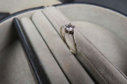 Bague en or blanc (750/1000e) ornée d'un...