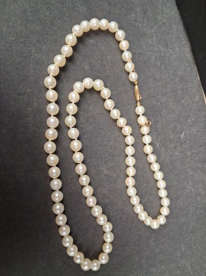 Collier de 79 perles de cultures, fermoir...