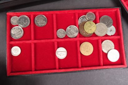 Lot de pièces dans un coffret comprenant...