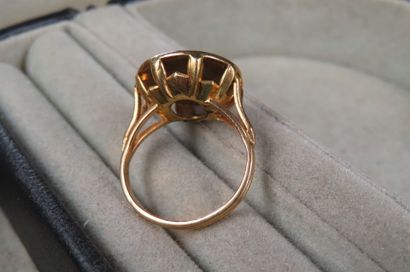 Bague en or jaune (750/1000e) ornée d'une...