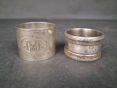 Lot de 2 ronds de serviette en argent, l'un...