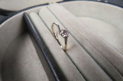 Bague en or blanc (750/1000e) ornée d'un...