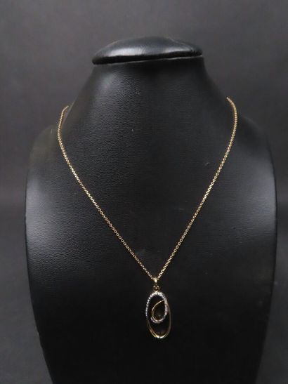 Lot de bijoux fantaisie comprenant : 5 colliers,...