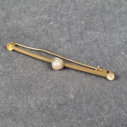 Broche barrette en or jaune (750/1000e) centrée...