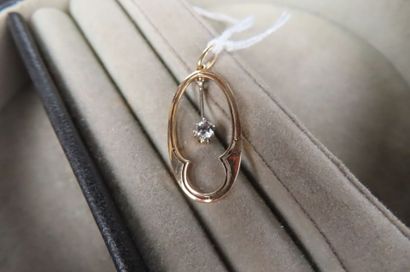 Pendentif ovale ajourée en or jaune 14K (585/1000e)...