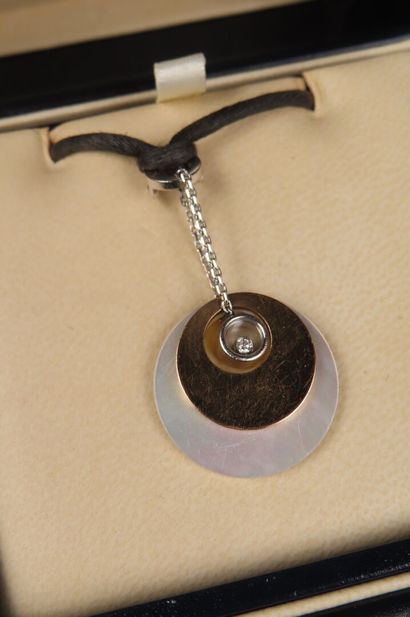 CHOPARD. Pendentif en or gris et rose (750/1000e),...