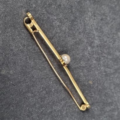Broche barrette en or jaune (750/1000e) centrée...