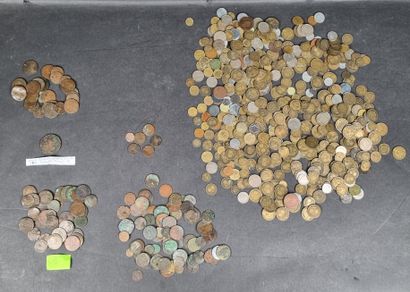 Fort lot de monnaies diverses (environ 3...