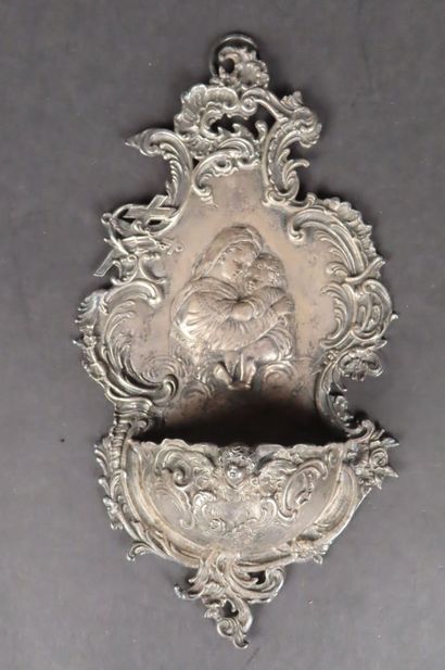 Bénitier en argent à décor d'une Vierge à...