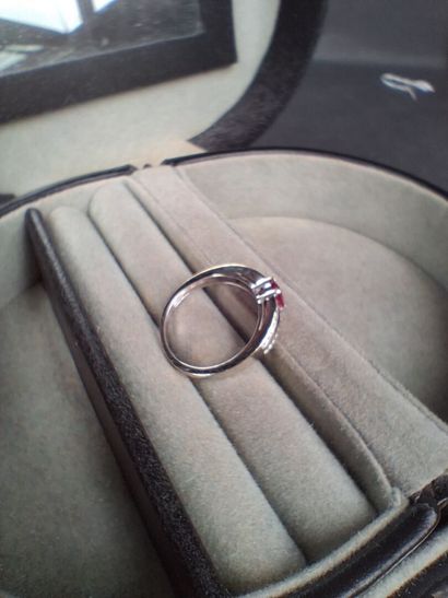 Bague en or blanc (750/1000e) ornée d'un...