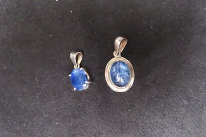Deux pendentifs en argent de style Art Déco...