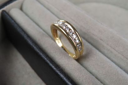 Bague en or jaune (750/1000e) à décor d'une...