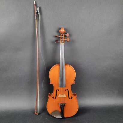 Lot comprenant : 1 violon portant une étiquette...