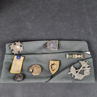 Lot d'objets militaires comprenant : 1 clairon...