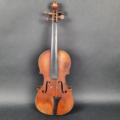 Lot comprenant : 1 violon portant une étiquette...
