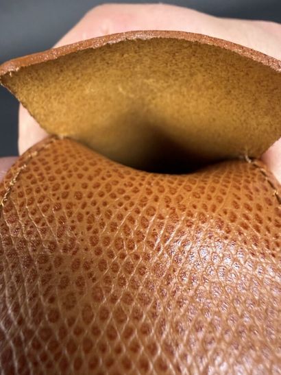 LANCEL. Étui à couteau en cuir marron, avec...