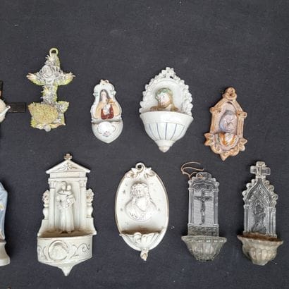 Ensemble de 30 bénitiers, diverses formes,...