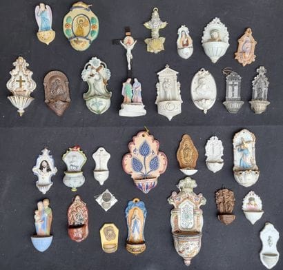 Ensemble de 30 bénitiers, diverses formes,...
