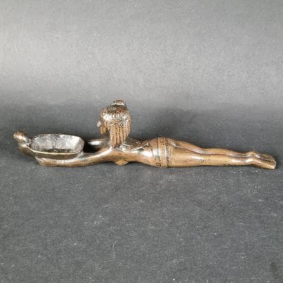 Cuiller à fard en bronze patiné, en forme...