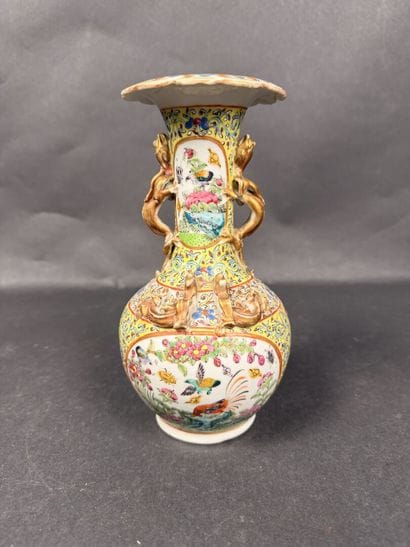 Vase en porcelaine polychrome à décor d'oiseaux...