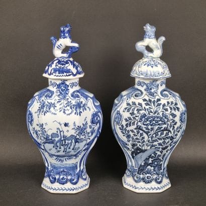 Lot de deux vases couverts de forme balustre...