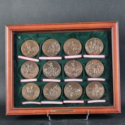 Suite de 12 médailles circulaires en bronze...