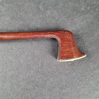 1 violon portant une étiquette 