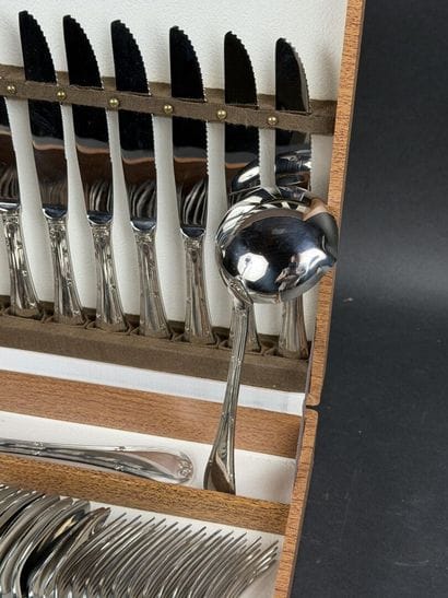 Partie de ménagère en inox modèle ruban comprenant...