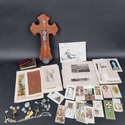 Lot comprenant : 1 crucifix en bois et métal...