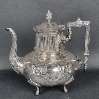 Belle cafetière en métal argenté à décor...