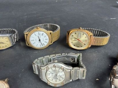 Lot comprenant : 5 montres mécaniques, diverses...