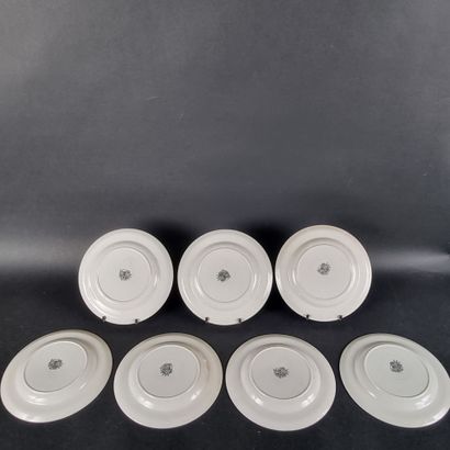 BOCH. Suite de 7 assiettes en faïence à décor...