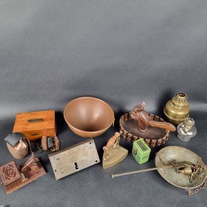 Manette : lot d'objets en carton sur le thème...