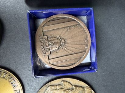 Lot de 16 médailles diverses en métal, cuivre...