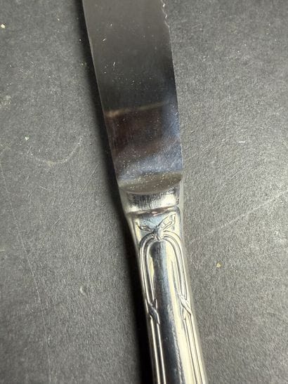 Partie de ménagère en inox modèle ruban comprenant...