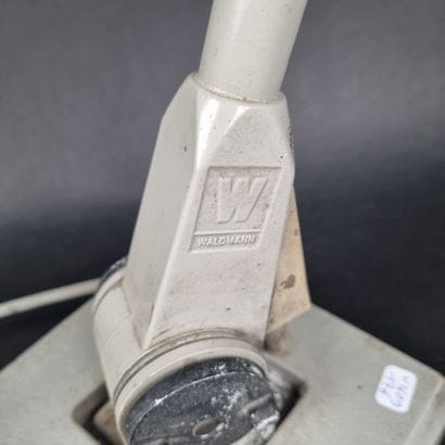 Lampe d'atelier en métal laqué gris, avec...