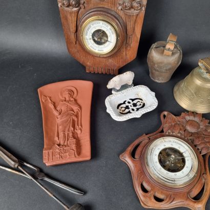 Manette : lot d'objets en carton sur le thème...