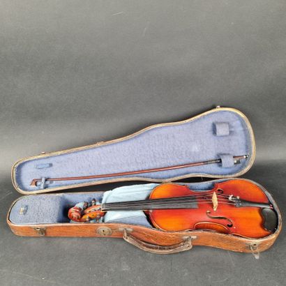 1 violon portant une étiquette 