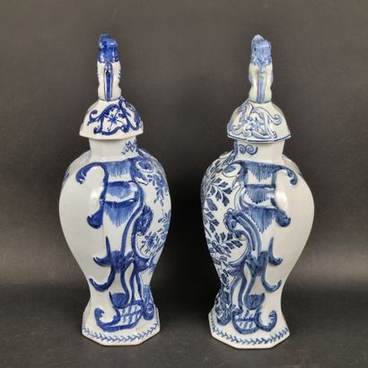 Lot de deux vases couverts de forme balustre...