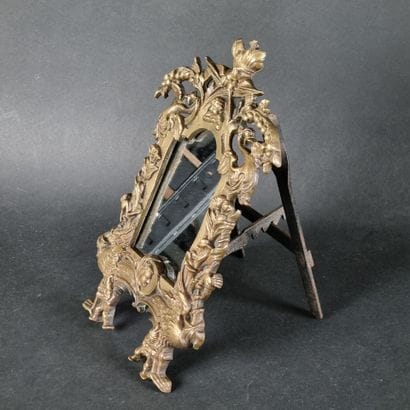 Miroir en bronze doré patiné à décor d'oiseaux,...