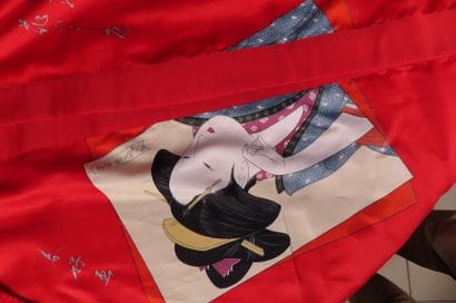 Veste-kimono en polyester, à décor de geisha....