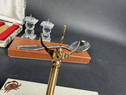 Lot comprenant : 12 cuillères à café en métal...