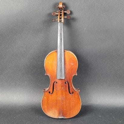 Violon portant une étiquette 