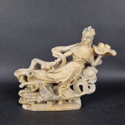 CHINE. Grand groupe en pierre blanche sculpté...