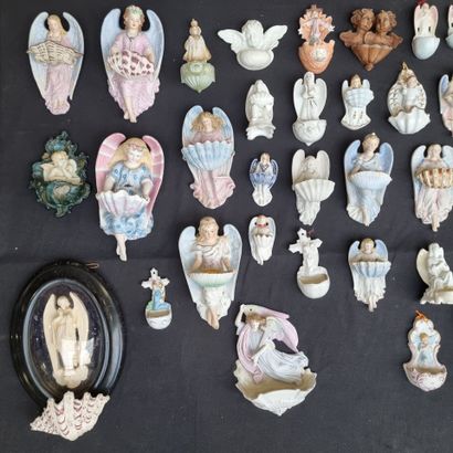 Ensemble de 34 bénitiers, diverses formes,...