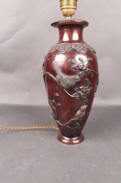 Vase en bronze patiné à décor d'arbustes...