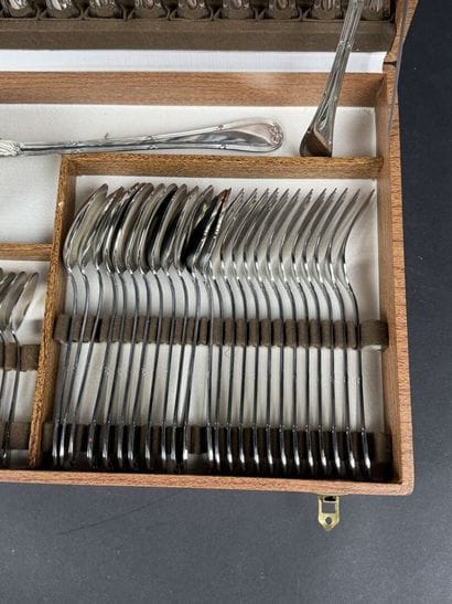 Partie de ménagère en inox modèle ruban comprenant...
